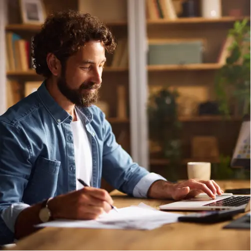 Der Anteil von Ökostrom am deutschen Strommix wird genau beobachtet. Ein Mann im blauen Hemd recherchiert etwas an einem Laptop.