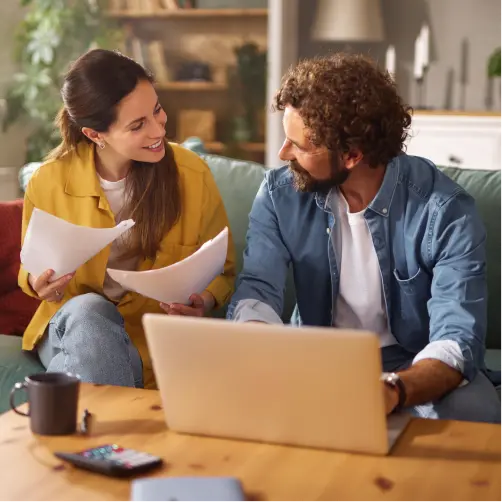 Ökostromtarife vergleichen: Sparen und Umweltschutz in einem Ein Mann und eine Frau vergleichen Oköstrom-Tarife.