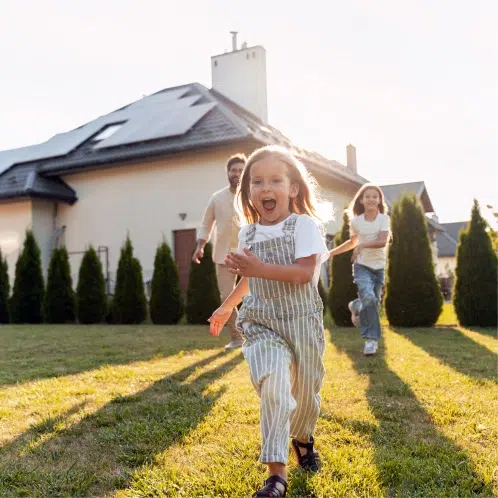 Durch eine PV-Anlage Kosten sparen und mehr Geld für die Familie haben Durch eine PV-Anlage Kosten sparen und mehr Geld für die Familie haben