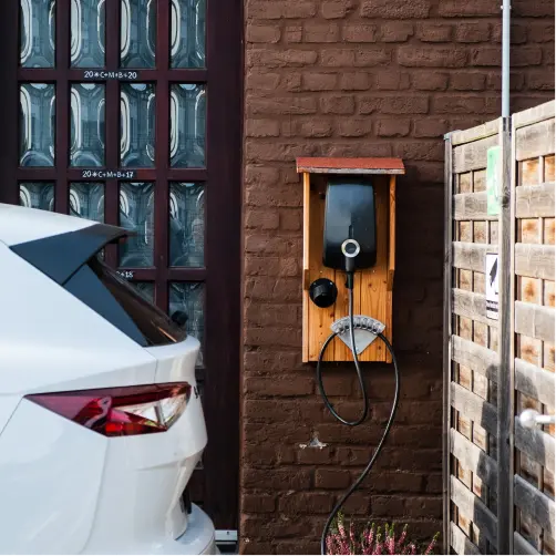 Warum eine Wallbox der einfachen Steckdose überlegen ist Sichere 11 kW Wallbox-Wandladestation für Elektroautos, an Klinkerwand installiert für schnelles Laden zu Hause.